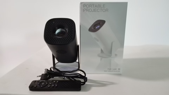 होम थिएटर और सिनेमा के लिए पोर्टेबल FLYIN P30 4K 1080P प्रोजेक्टर काले सफेद में
